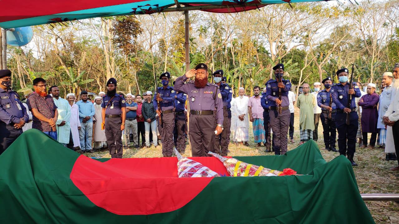 রাষ্ট্রীয় মর্যাদায় বীর মুক্তিযোদ্ধা রমজান আলী সিকদারের দাফন সম্পন্ন