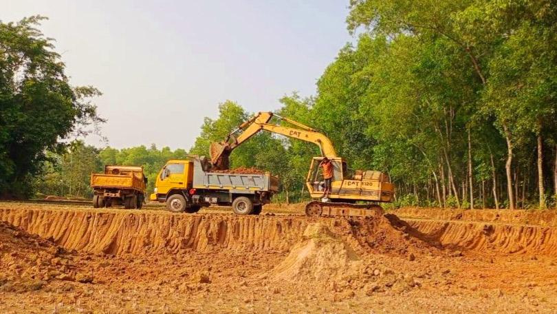 টিলা কেটে পরিবেশের সর্বনাশ