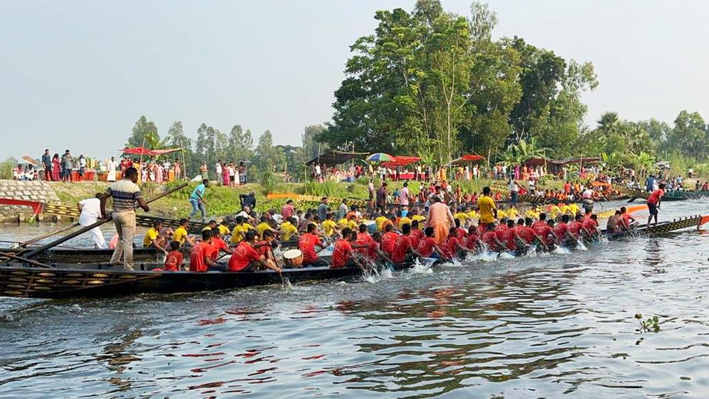 লক্ষ্মীপূজা উপলক্ষে কোটালীপাড়ায় ৩ দিনব্যাপী নৌকাবাইচ 