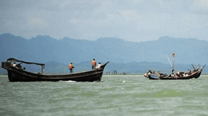 সেন্টমার্টিনগামী যাত্রীবাহী ট্রলারের ইঞ্জিন বিকল, চরে আটকে গেছে উদ্ধারকারী ট্রলারও