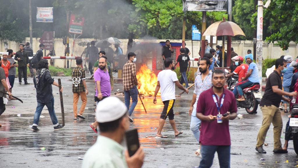 রাজশাহীতে আন্দোলনকারীদের বিক্ষোভ, সড়কে আগুন-ভাঙচুর