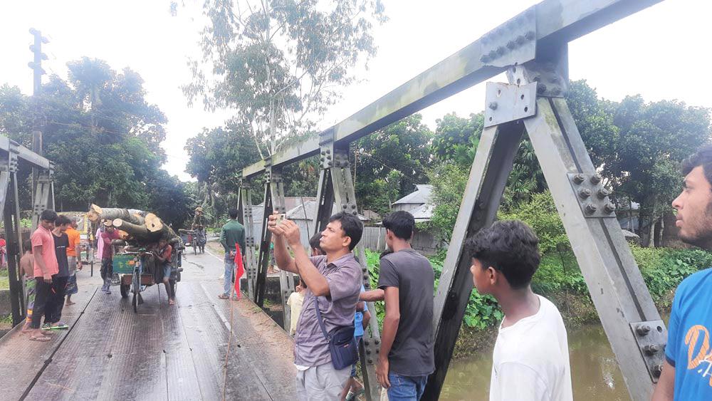 জরাজীর্ণ বেইলি সেতু ঝুঁকি নিয়ে চলাচল