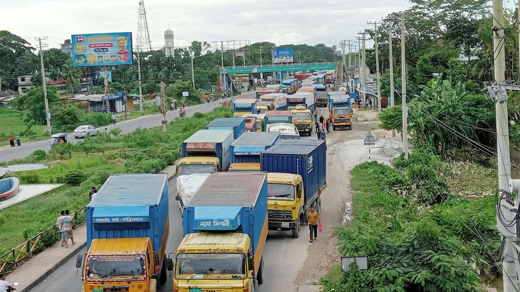 ঢাকা-চট্টগ্রাম মহাসড়কে আটকা ত্রাণের গাড়ি, রপ্তানি পণ্য