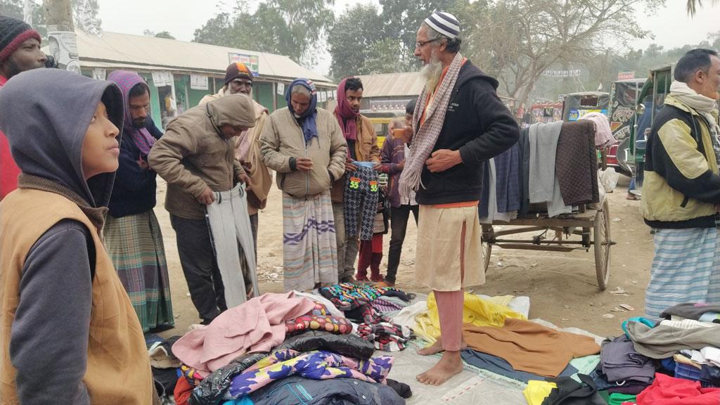 ঘন কুয়াশা ও কনকনে ঠান্ডা চিলমারীতে, বিপর্যস্ত জনজীবন