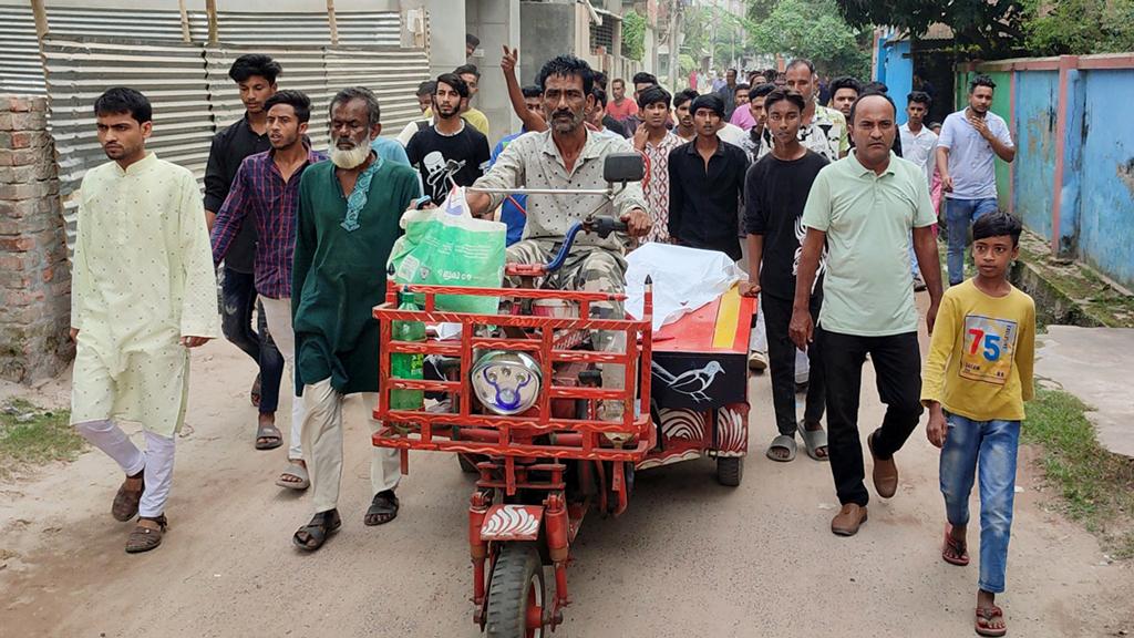 কিশোর গ্যাংয়ের ছুরিকাঘাতে স্কুলছাত্র খুন, বিচার দাবিতে লাশ নিয়ে বিক্ষোভ 