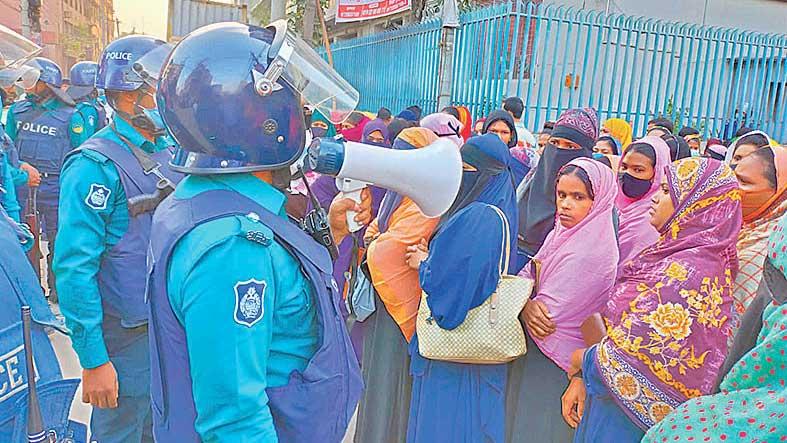 মাতৃত্বকালীন ছুটি ও বেতনের দাবিতে শ্রমিকদের বিক্ষোভ