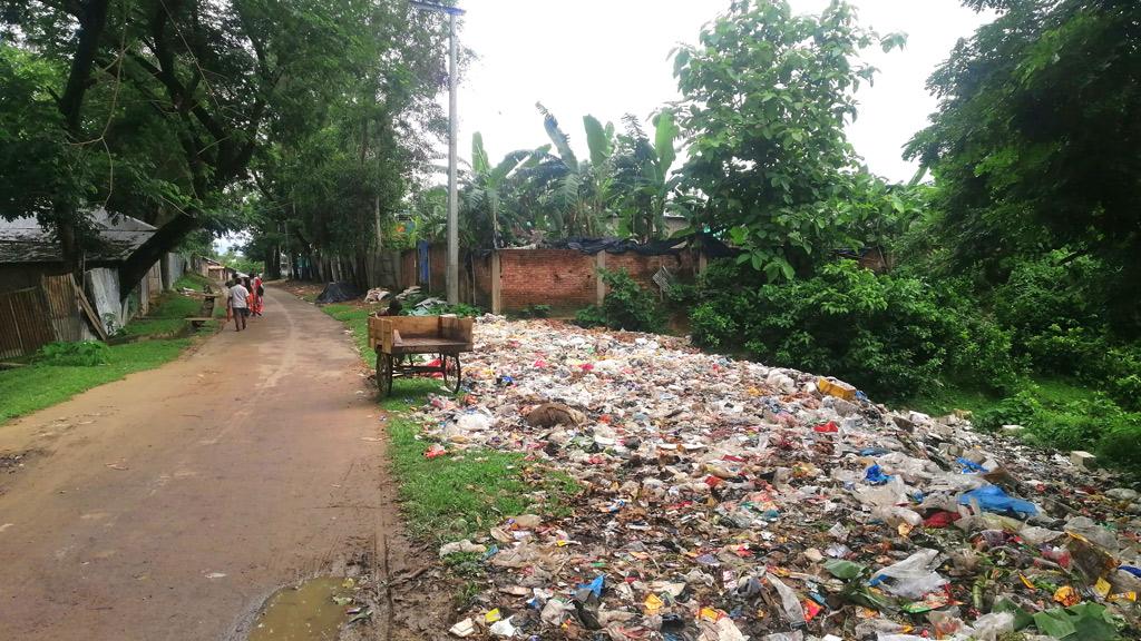 সড়কের পাশে ময়লার স্তূপ দুর্গন্ধে নাক চেপে পথচলা