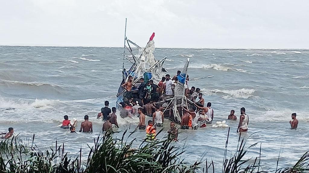 দৌলতখানে ডুবে যাওয়া মাছ ধরার ট্রলার থেকে ৪০ জেলে উদ্ধার