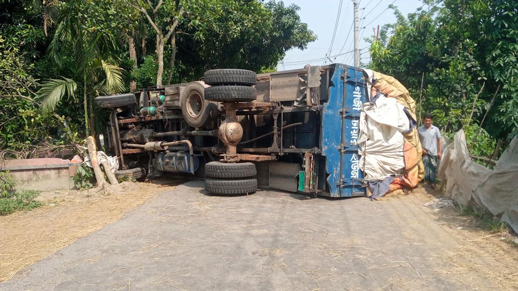 শরীয়তপুরে ট্রাক উল্টে মহাসড়কে যান চলাচল বন্ধ, সাড়ে ৬ ঘণ্টা পর চালু