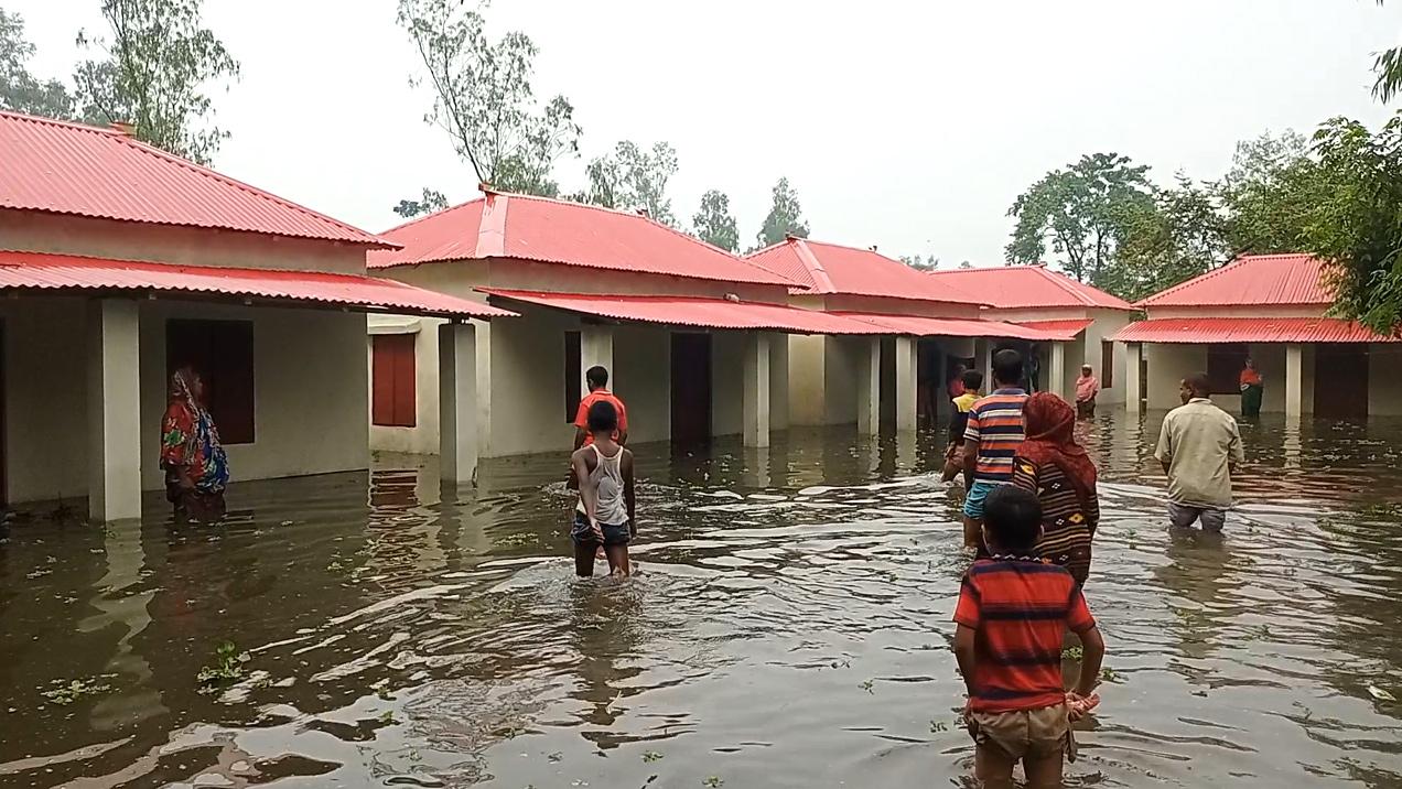 সামান্য বৃষ্টিতেই তলিয়ে যাচ্ছে আশ্রয়ণের ঘর