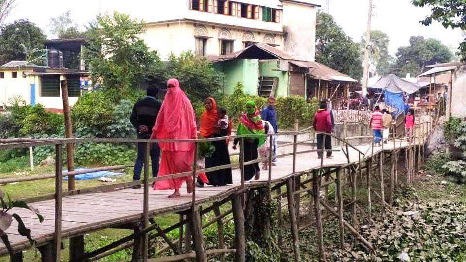 নির্মাণের আগে মেয়াদ শেষ ভরসা  নড়বড়ে সাঁকো