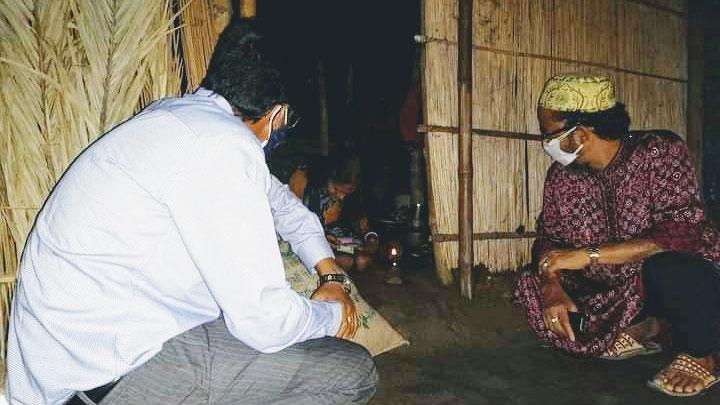 প্রতিবন্ধী নারীর বাড়িতে খাদ্য সামগ্রী নিয়ে হাজির ইউএনও