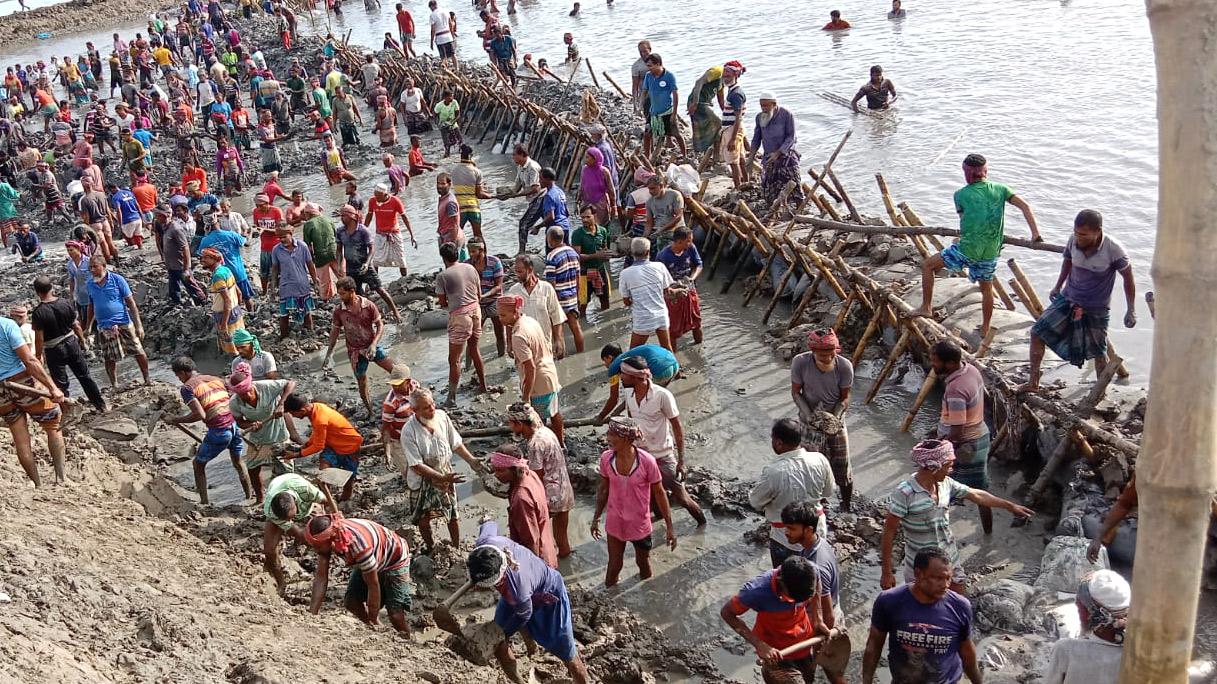 কয়রায় স্বেচ্ছাশ্রমে চলছে বাঁধ মেরামত