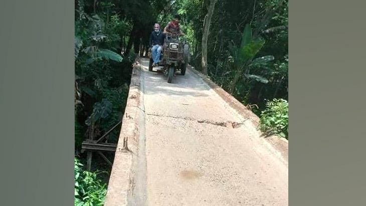 রেলিং ভাঙা সেতুতে দুর্ভোগ