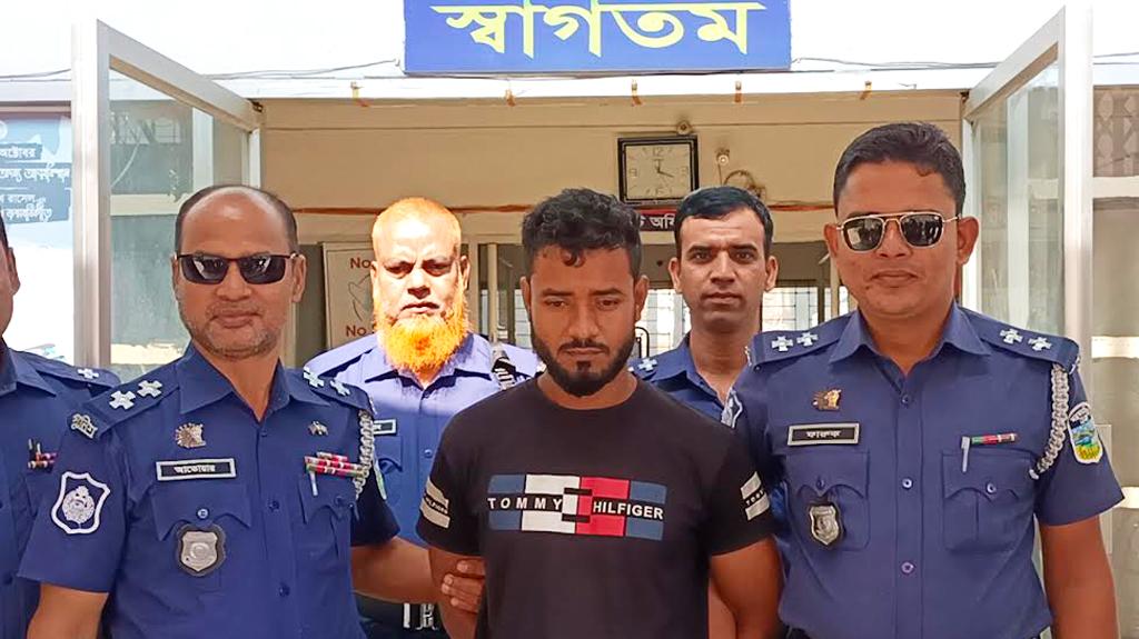 ‘ঢাকায় পৌঁছে দেওয়ার কথা বলে’ বাসে তুলে গৃহবধূকে ধর্ষণ