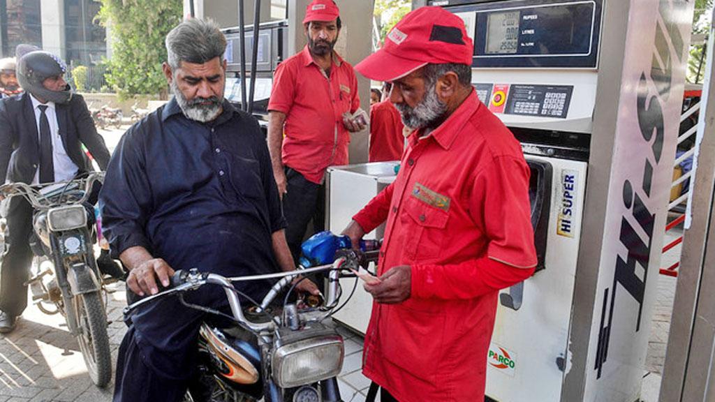 ইরান থেকে চোরাই পথে পাকিস্তানে যায় বছরে বিলিয়ন ডলারের জ্বালানি তেল