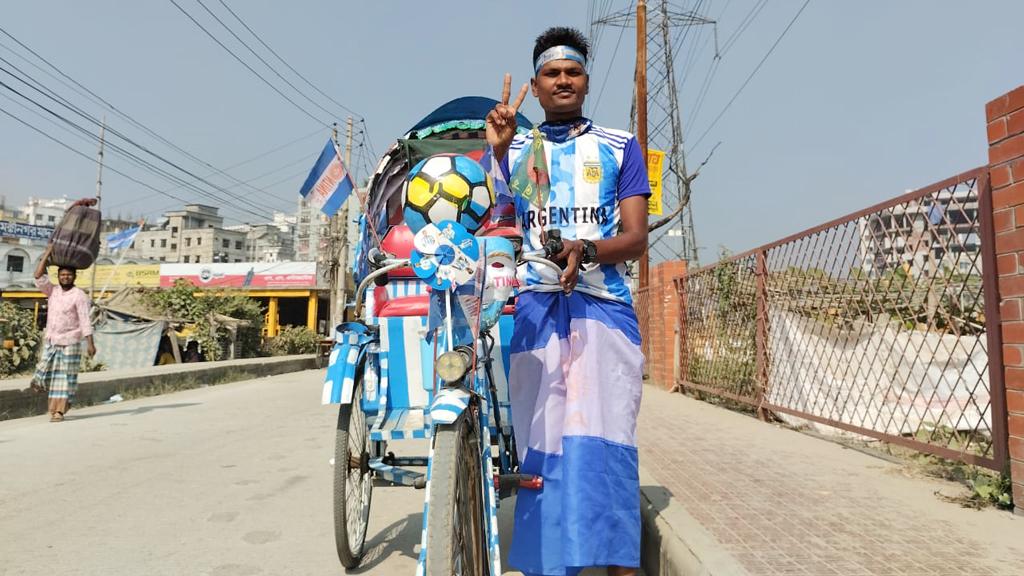 গাঁটের ১০ হাজারে রিকশাকে রাঙালেন আর্জেন্টিনার পতাকায়