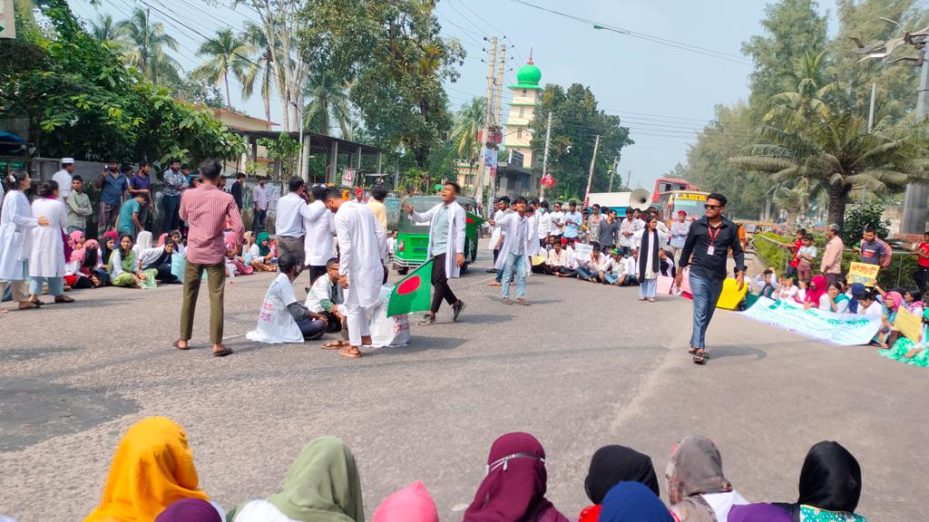 ৬ দফা দাবিতে বরিশালে মেডিকেল টেকনোলজিস্ট শিক্ষার্থীদের সড়ক অবরোধ