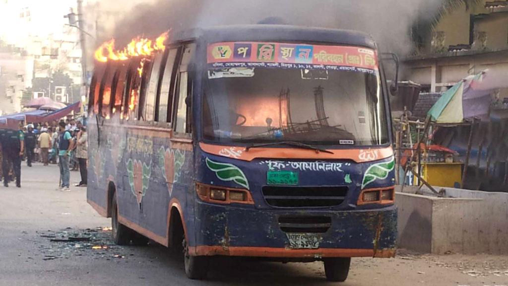 উত্তরায় যাত্রীবেশে বাসে উঠে আগুন