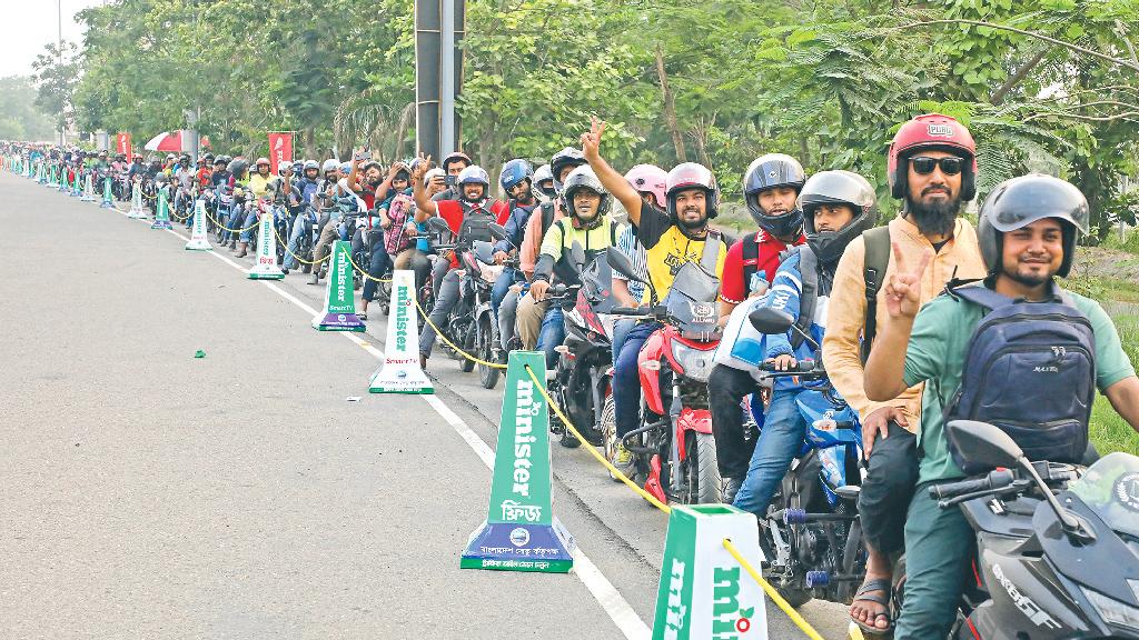 পদ্মা সেতুতে ছবি তোলা ও লেন ভঙ্গ, ৯ বাইকারকে ২৭ হাজার টাকা জরিমানা