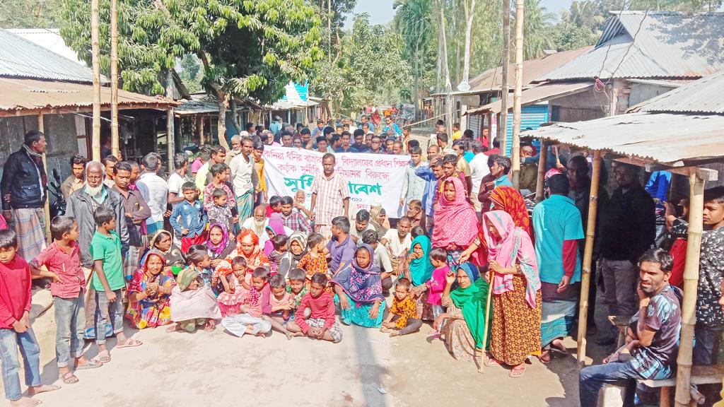 প্রধান শিক্ষকের অপসারণ দাবিতে বিক্ষোভ, অবরোধ