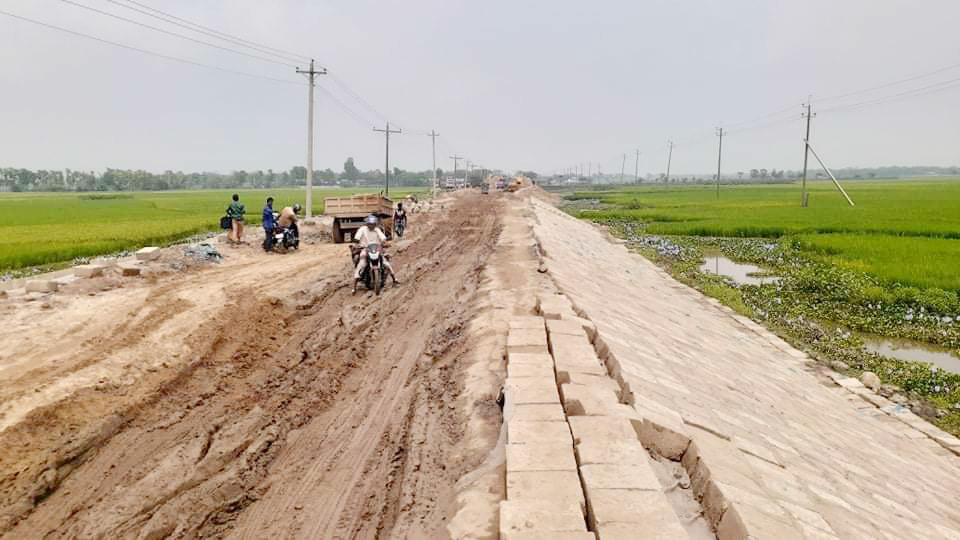 সড়ক নয় যেন চষা খেত