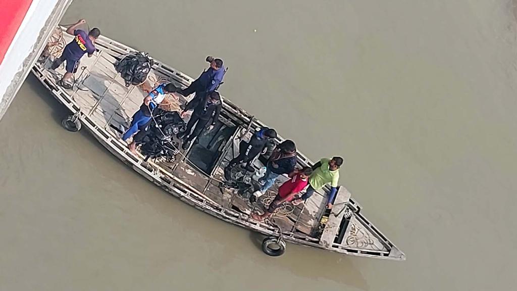 দুই সহোদর খুন: চাকু খুঁজতে ভৈরব নদে ডুবুরিদের অভিযান