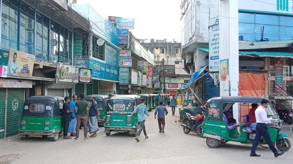 পৌর এলাকা থমথমে দোকানপাট বন্ধ