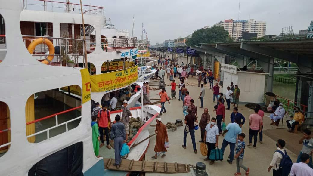 সদরঘাটে যাত্রীর চাপ বেড়েছে, উপেক্ষিত স্বাস্থ্যবিধি   