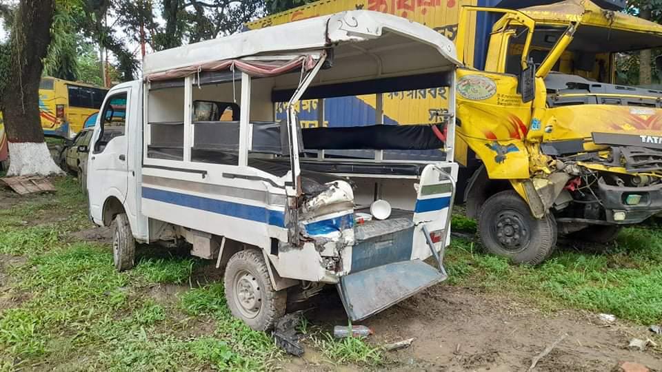 ত্রিশালে লেগুনা-ট্রাকের সংঘর্ষে নিহত ২