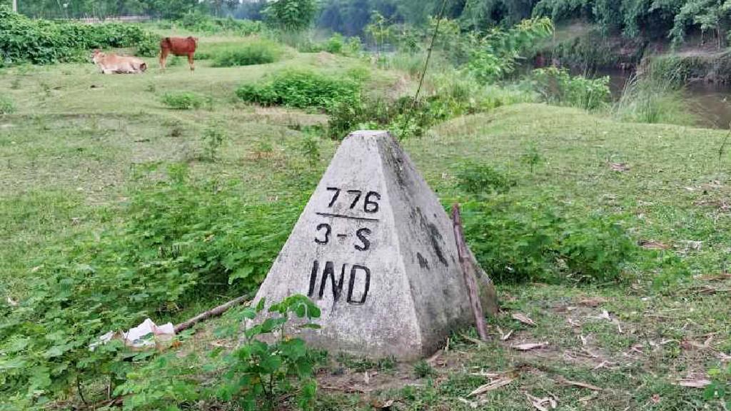 বাংলাদেশ সীমান্তে কাঁটাতারের বেড়া নির্মাণে ভারতের তোড়জোড়, মমতাকে ব্যাপক চাপ