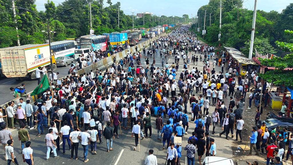 জাবির কোটা আন্দোলনকারীদের সঙ্গে সাভার-ধামরাইয়ের শিক্ষাপ্রতিষ্ঠানগুলোর শিক্ষার্থীদের যোগদান