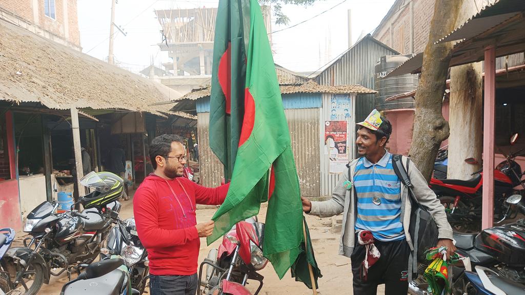 জাতীয় পতাকার ফেরিওয়ালার গল্প