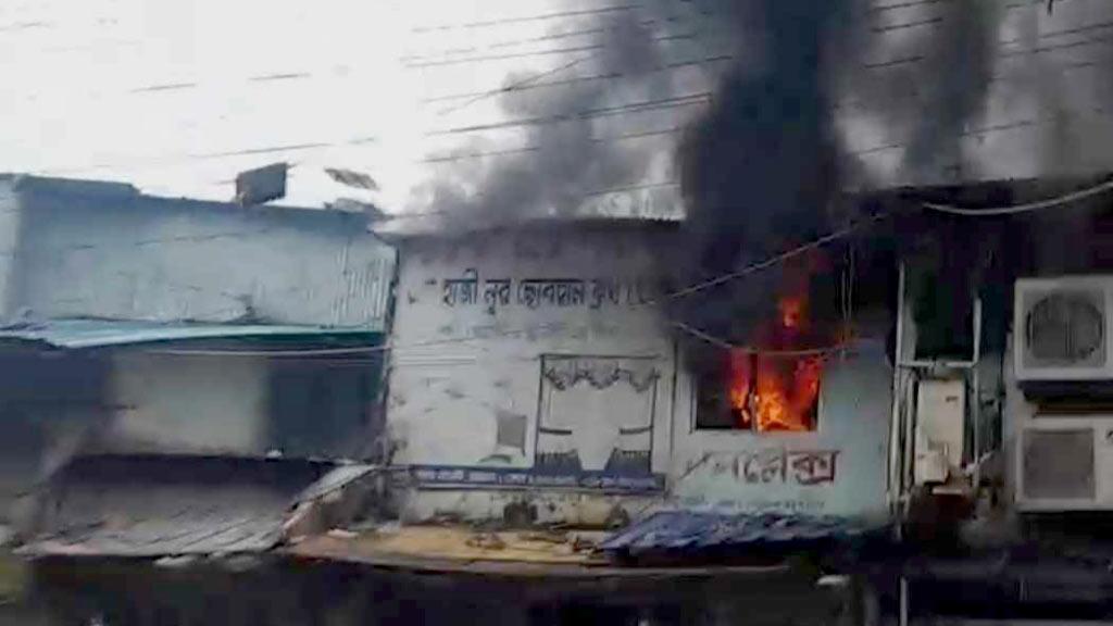 চট্টগ্রাম হকার্স মার্কেটের গুদামে অগ্নিকাণ্ড