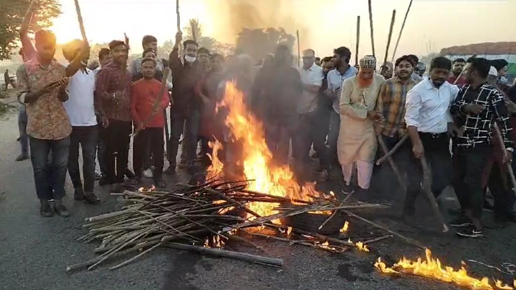 রূপগঞ্জে লাঠিসোঁটা হাতে বিএনপি-যুবদলের সড়ক অবরোধ