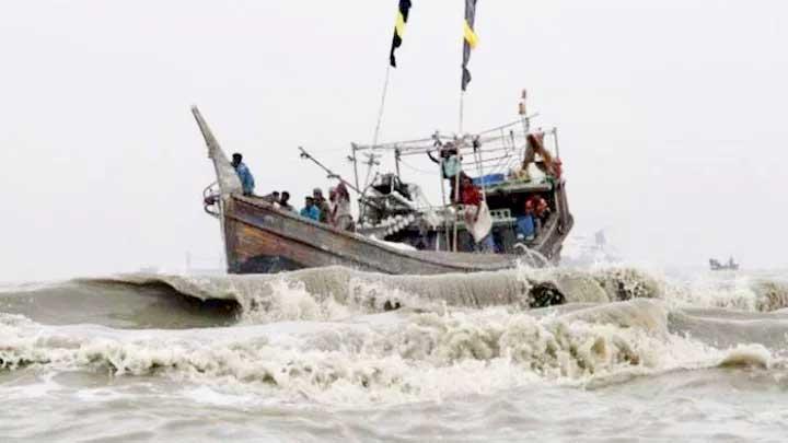 ১৬ ট্রলারসহ ১৬১ জেলে উদ্ধার, এখনো নিখোঁজ ৫ ট্রলারসহ ১৫ জেলে