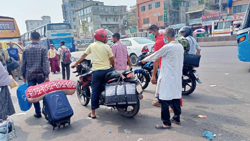 ঝুঁকি জেনেও মোটরসাইকেলে দূরপাল্লার যাত্রা 