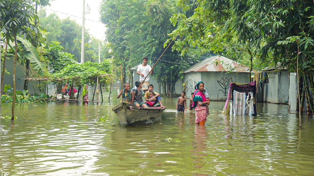 ‘হামরা তো ত্রাণ চাই না, চাই শুধু বেড়িবাঁধ’