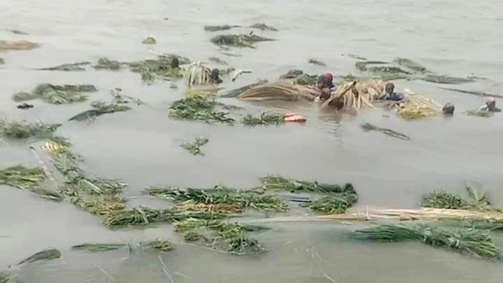 ধুনটে মাঝ যমুনায় নৌকাডুবি, ভাসমান ২১ যাত্রী উদ্ধার