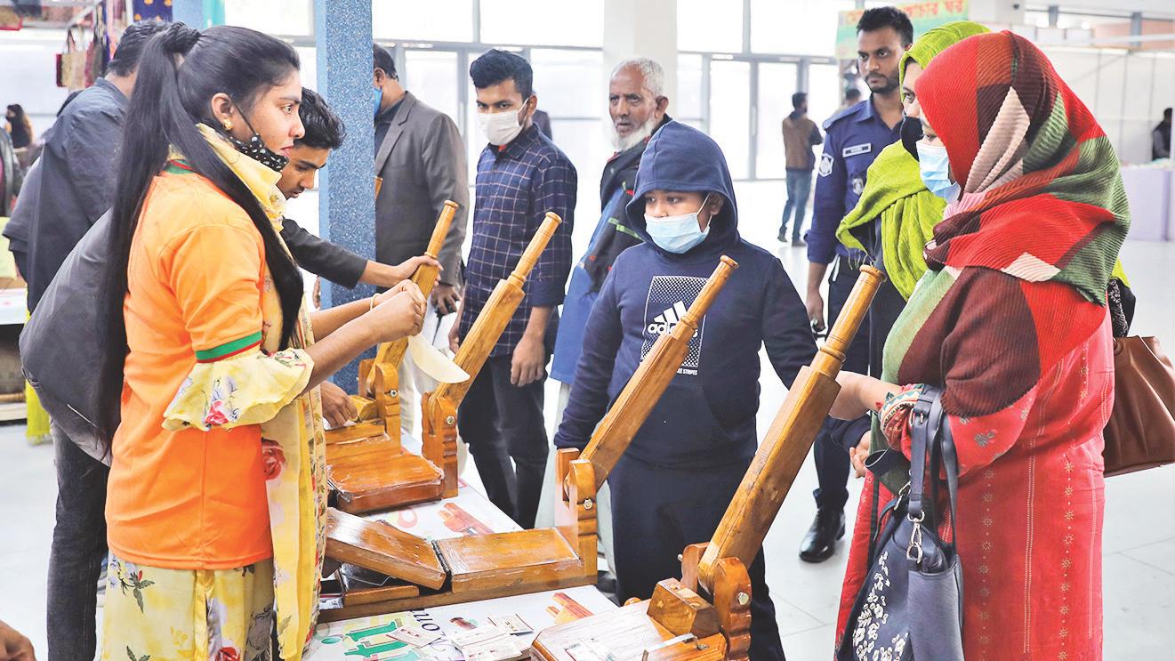 শেষ সময়ে বাণিজ্য মেলায় ভিড়