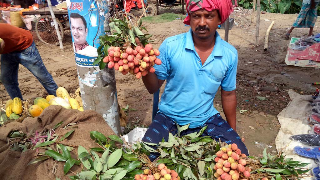 নন্দীগ্রামের বাজারে এসেছে রসালো ফল লিচু