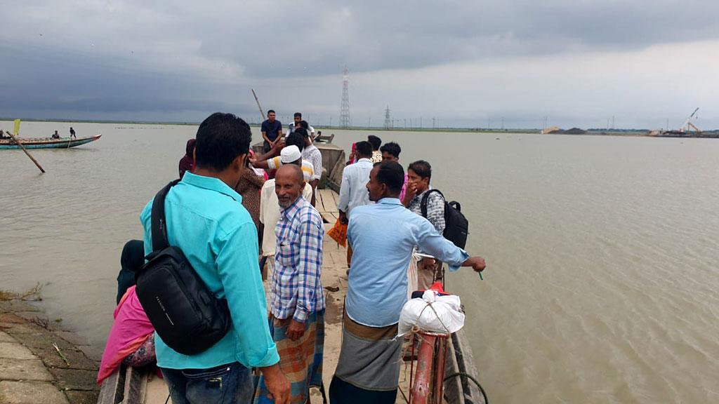 হাওরাঞ্চলে ঘাটে পানি ওঠায় ফেরি চলাচল বন্ধ, মানুষের ভোগান্তি