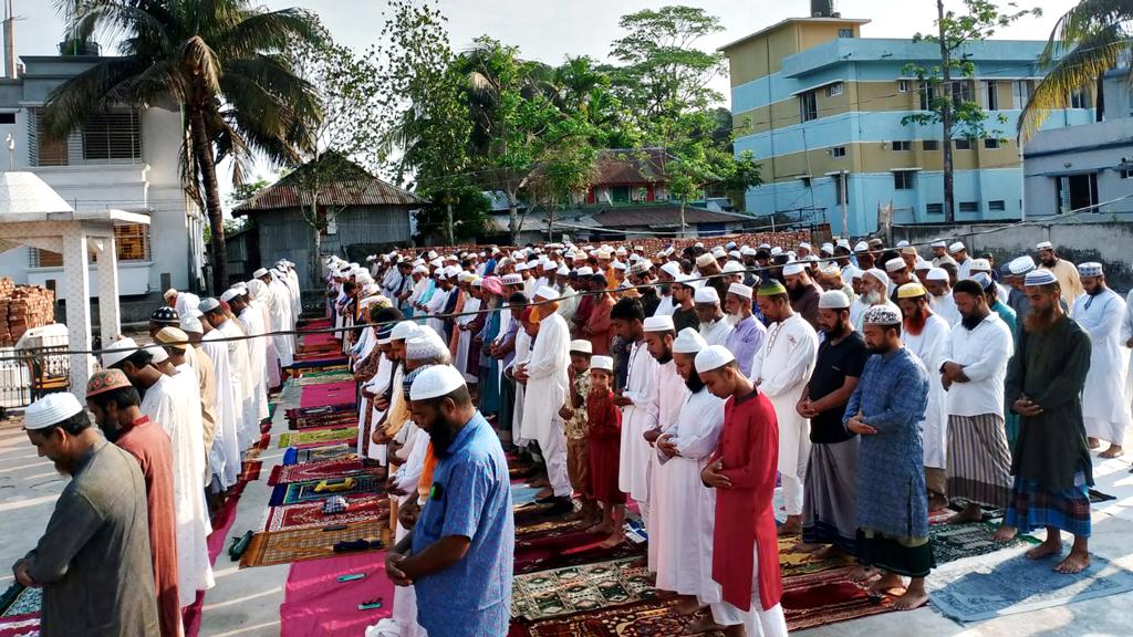 বেতাগীতে বৃষ্টির জন্য ইস্তিসকার নামাজ আদায়