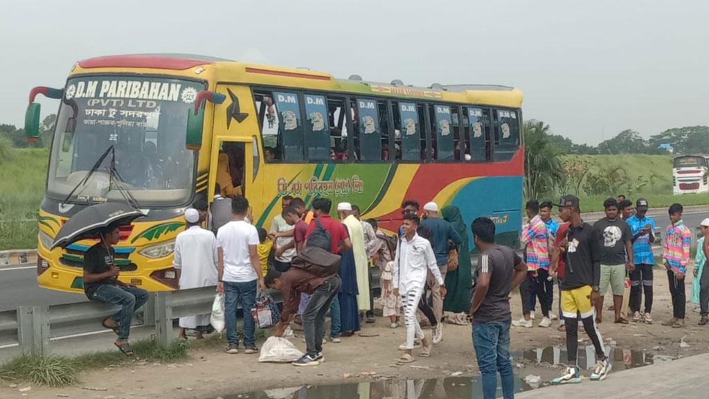 বঙ্গবন্ধু এক্সপ্রেসওয়েতে রাজধানীমুখী মানুষের ভিড়, শিবচরে ভোগান্তিতে যাত্রীরা 