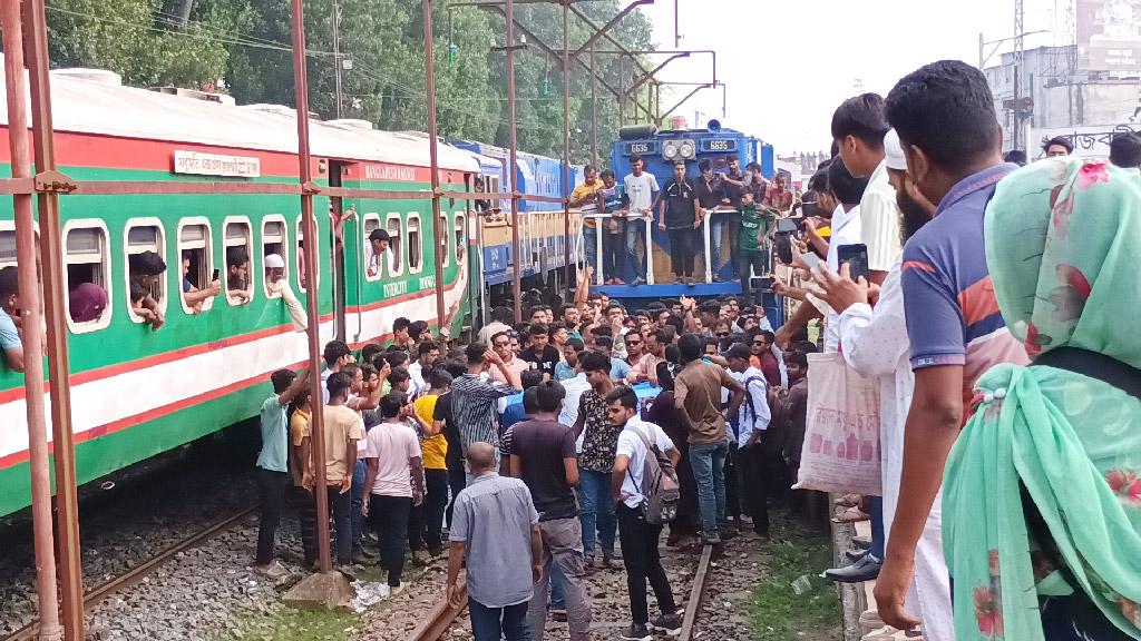 রাজবাড়ীতে ১ ঘণ্টা ট্রেন আটকে ছাত্রদলের বিক্ষোভ