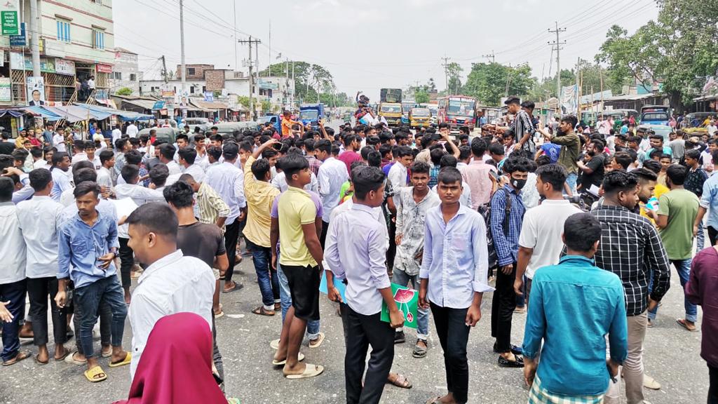 ছাত্রীকে শ্লীলতাহানির অভিযোগে শিক্ষকের বিরুদ্ধে সড়ক অবরোধ করে বিক্ষোভ