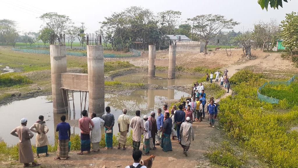 মগড়া নদীর সেতু নির্মাণ: চার বছরে ৪ পিলার, ভোগান্তিতে ২০ গ্রামের মানুষ