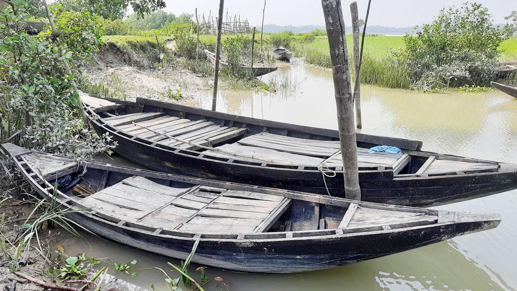 নিষেধাজ্ঞার ১৩ দিন পরও বরাদ্দের চাল পাননি বেতাগীর জেলেরা