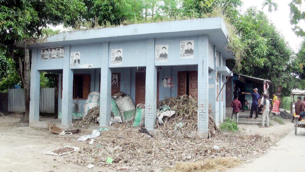 উল্লাপাড়ায় ৩ বছর ধরে পরিত্যক্ত অবস্থায় পড়ে আছে প্রাণী সম্পদ উপকেন্দ্র