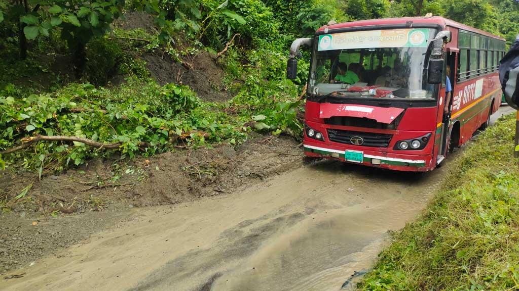 ভারী বৃষ্টিতে রাঙামাটির বিভিন্ন সড়কে পাহাড় ধস, যান চলাচল ব্যাহত